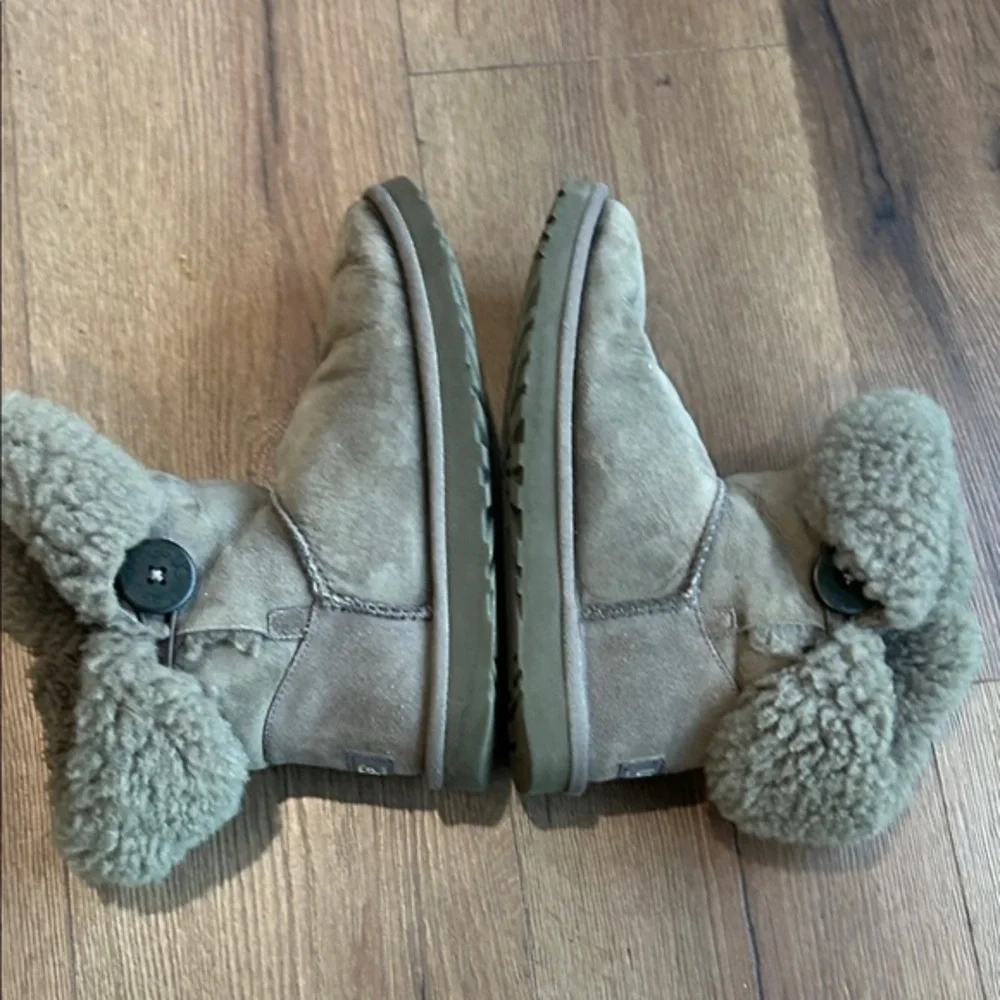 Ugg Boots Olive Green !! Size 7